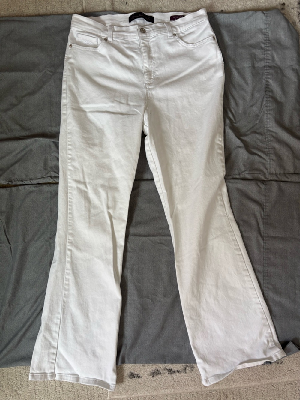 Gloria Vanderbilt White Jeans with Purple Label Accents